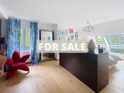 Contemporary Detached House with Pool