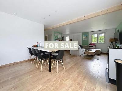 Modern Detached House with Garden