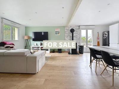 Modern Detached House with Garden