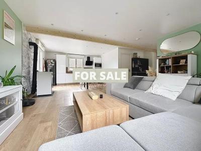 Modern Detached House with Garden