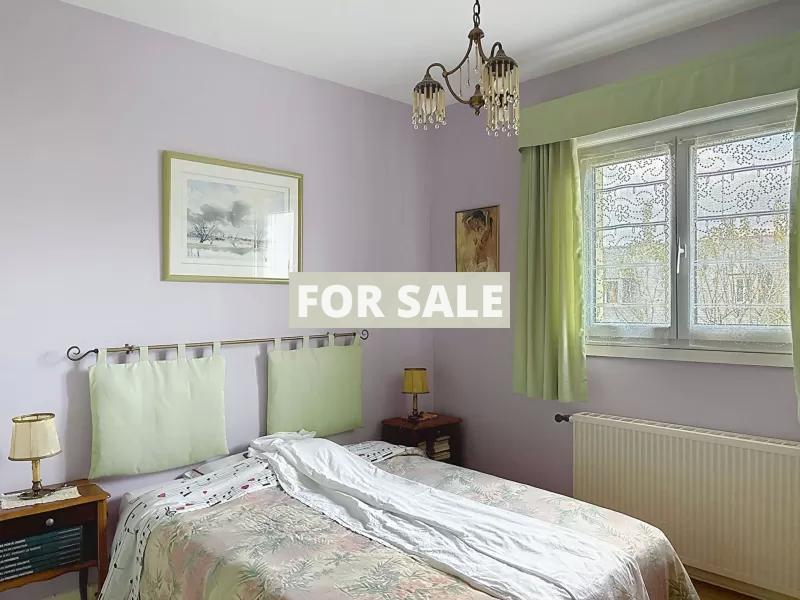 Traditional House with Garden