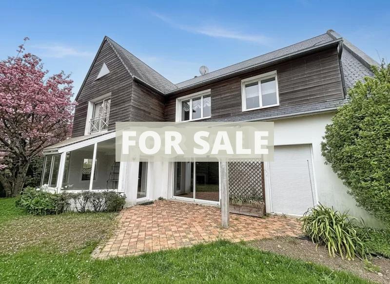 Detached Villa with Swimming Pool