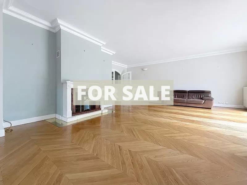 Detached Villa with Swimming Pool