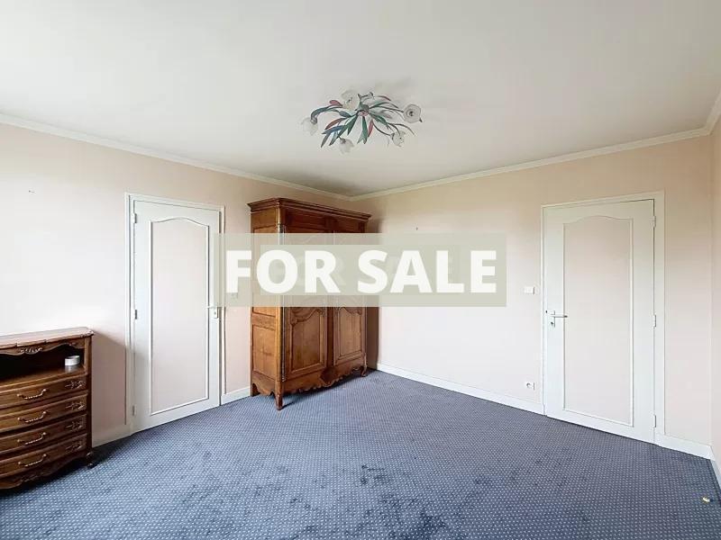 Detached Villa with Swimming Pool