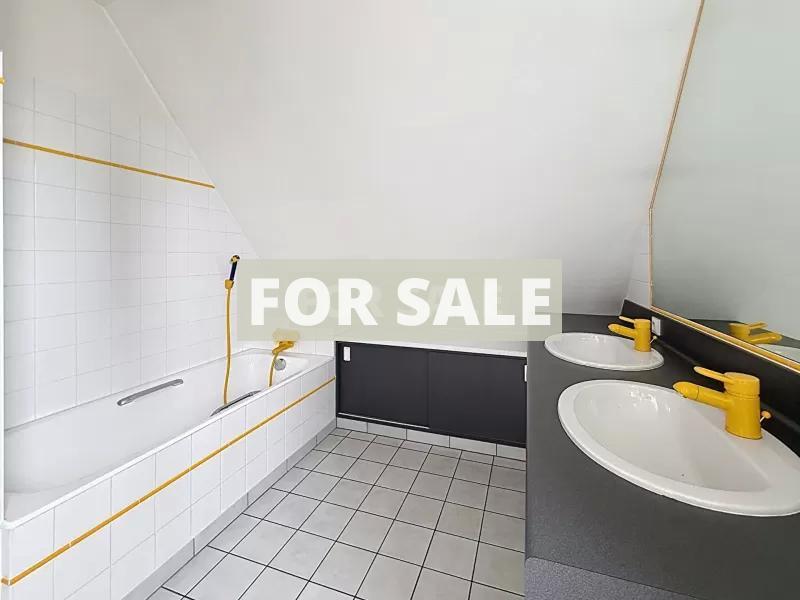 Detached Villa with Swimming Pool