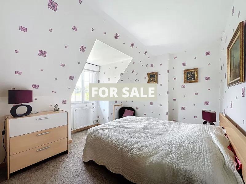 Detached Country House with Landscaped Garden