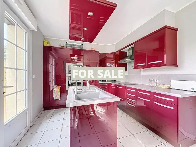 Detached Country House with Landscaped Garden