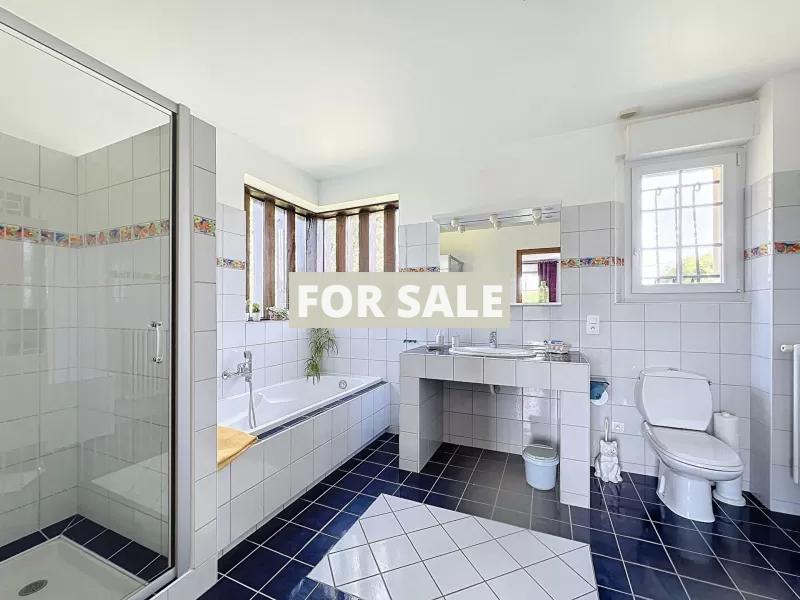 Detached Country House with Landscaped Garden