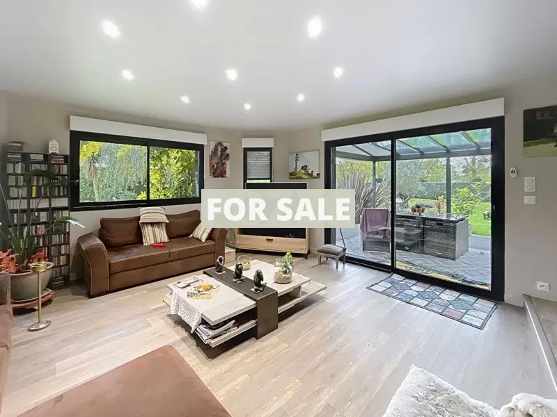 Contemporary Detached House with Pool