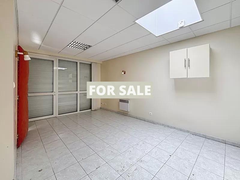 Contemporary Detached House with Landscaped Garden