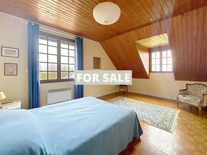 Detached House with Garden Footsteps from the Beach