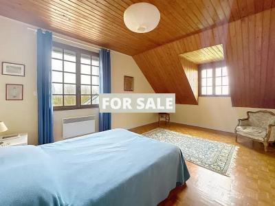 Detached House with Garden Footsteps from the Beach