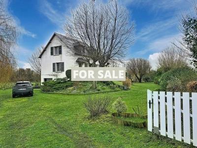 Detached House with Garden Footsteps from the Beach