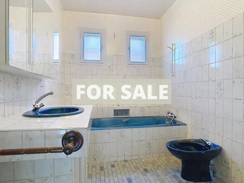 Building For Sale in Rural Village, Lots of Potential