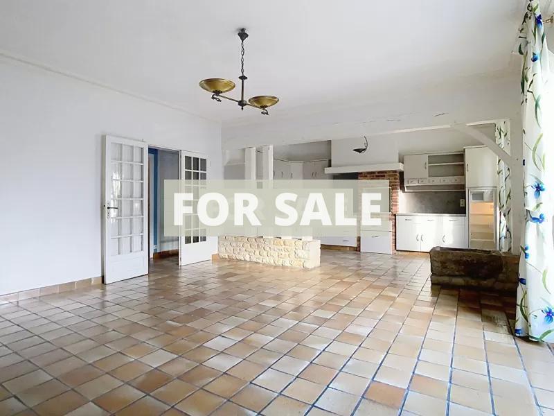 Building For Sale in Rural Village, Lots of Potential