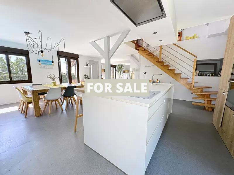 Detached Coastal House with Swimming Pool