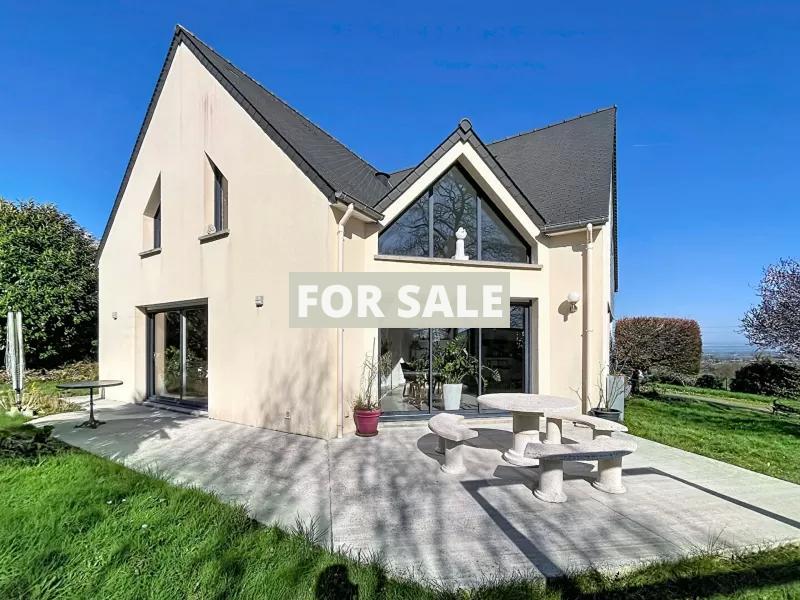 Contemporary Detached House with Landscaped Garden