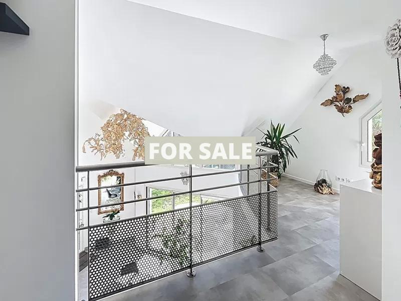 Contemporary Detached House with Landscaped Garden