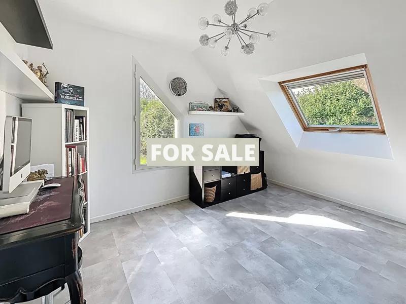 Contemporary Detached House with Landscaped Garden