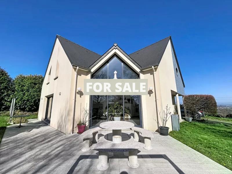 Contemporary Detached House with Landscaped Garden