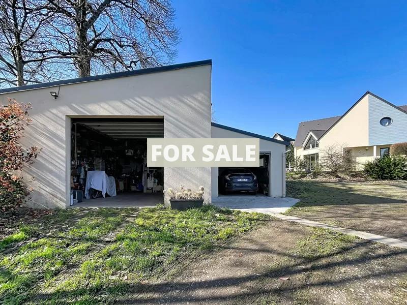 Contemporary Detached House with Landscaped Garden