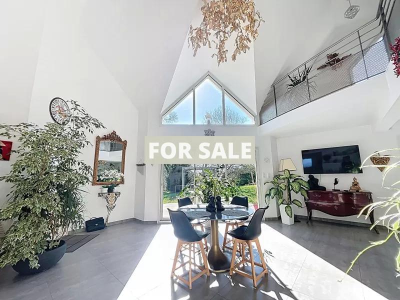 Contemporary Detached House with Landscaped Garden