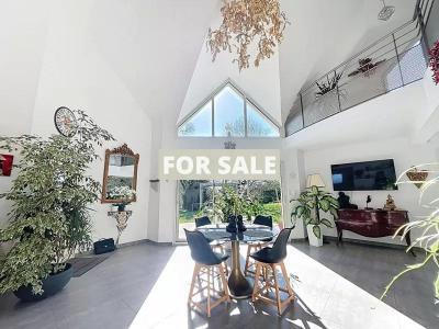 Contemporary Detached House with Landscaped Garden