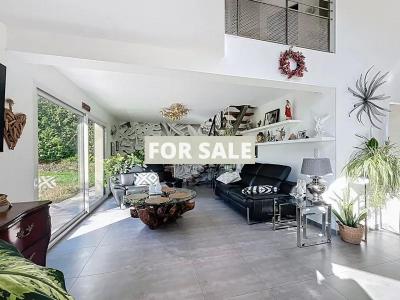 Contemporary Detached House with Landscaped Garden