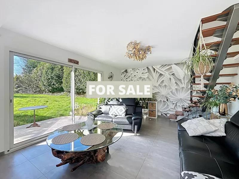 Contemporary Detached House with Landscaped Garden