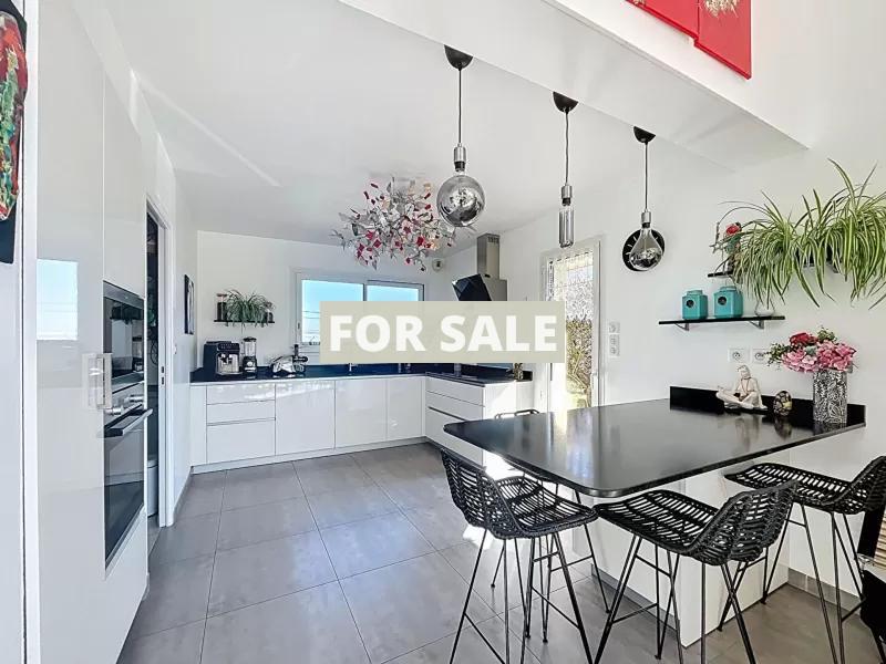 Contemporary Detached House with Landscaped Garden