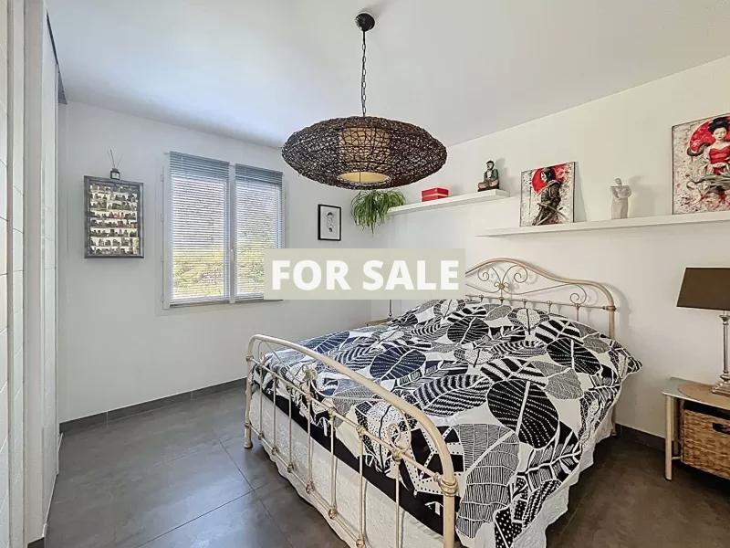 Contemporary Detached House with Landscaped Garden