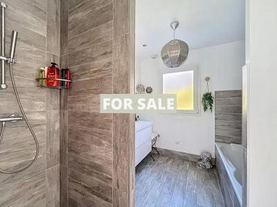 Contemporary Detached House with Landscaped Garden