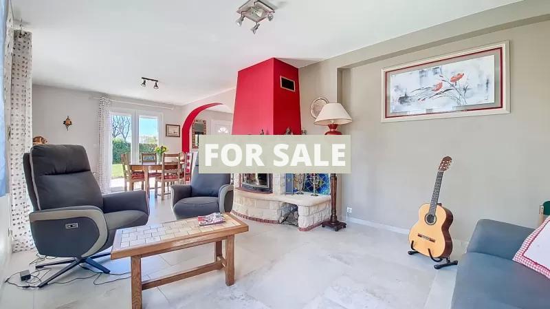 Contemporary Detached House with Garden