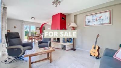 Contemporary Detached House with Garden