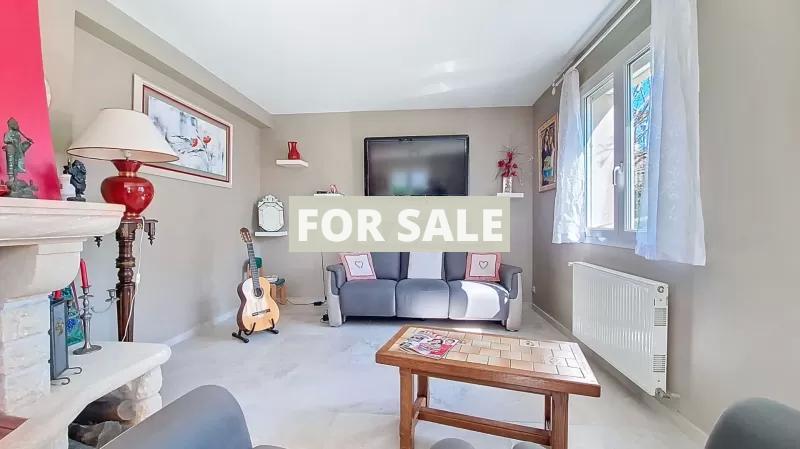 Contemporary Detached House with Garden