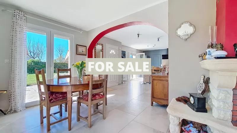 Contemporary Detached House with Garden