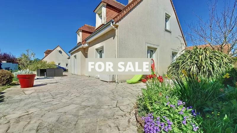 Contemporary Detached House with Garden