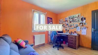 Contemporary Detached House with Garden