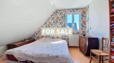 Contemporary Detached House with Garden