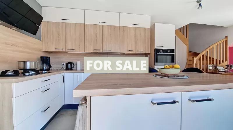 Contemporary Detached House with Garden