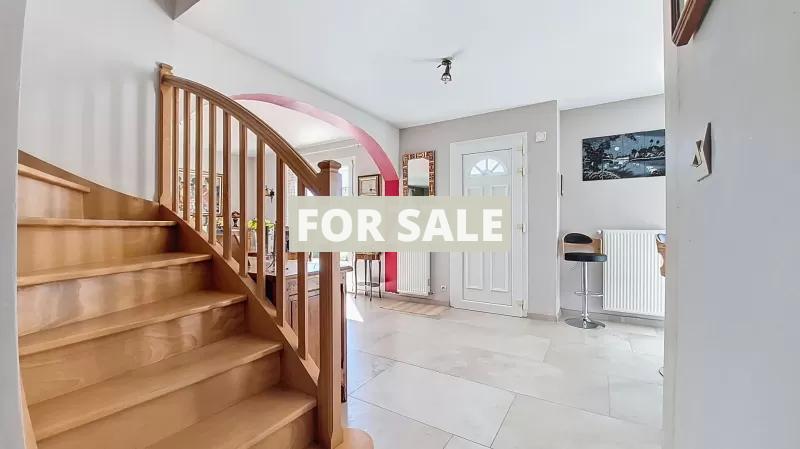 Contemporary Detached House with Garden