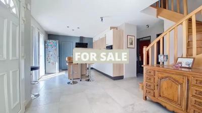 Contemporary Detached House with Garden