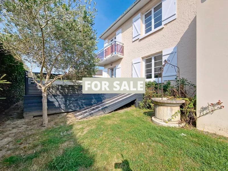 Detached House with Garden by the Coast