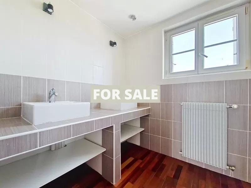 Detached House with Garden by the Coast