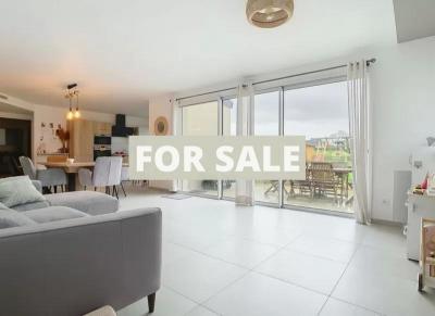 Modern Detached House with Garden