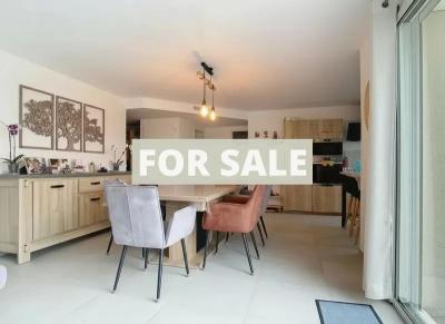 Modern Detached House with Garden