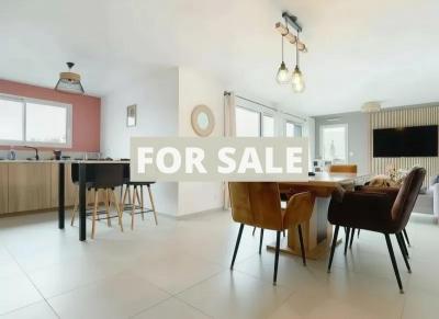 Modern Detached House with Garden