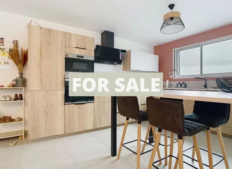 Modern Detached House with Garden