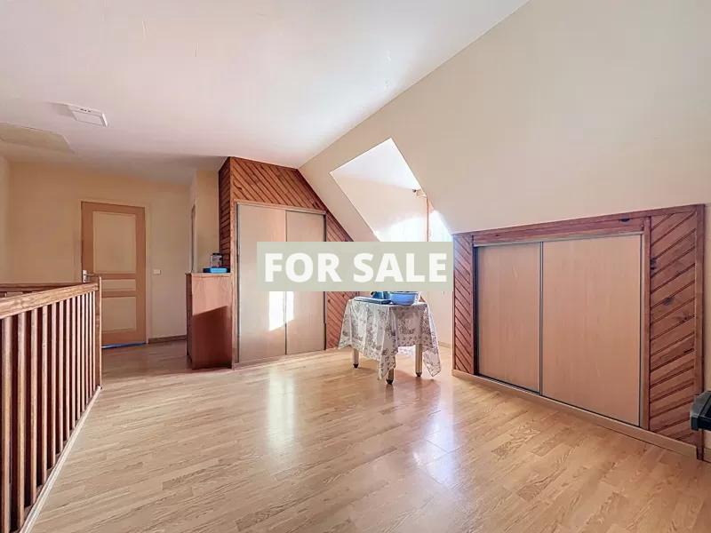 Detached House with Garden in Great Location