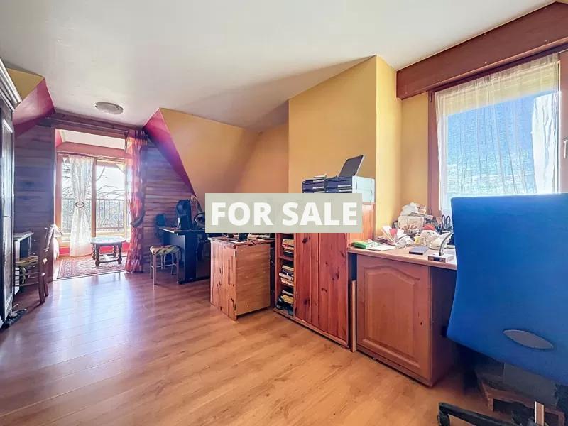 Detached House with Garden in Great Location